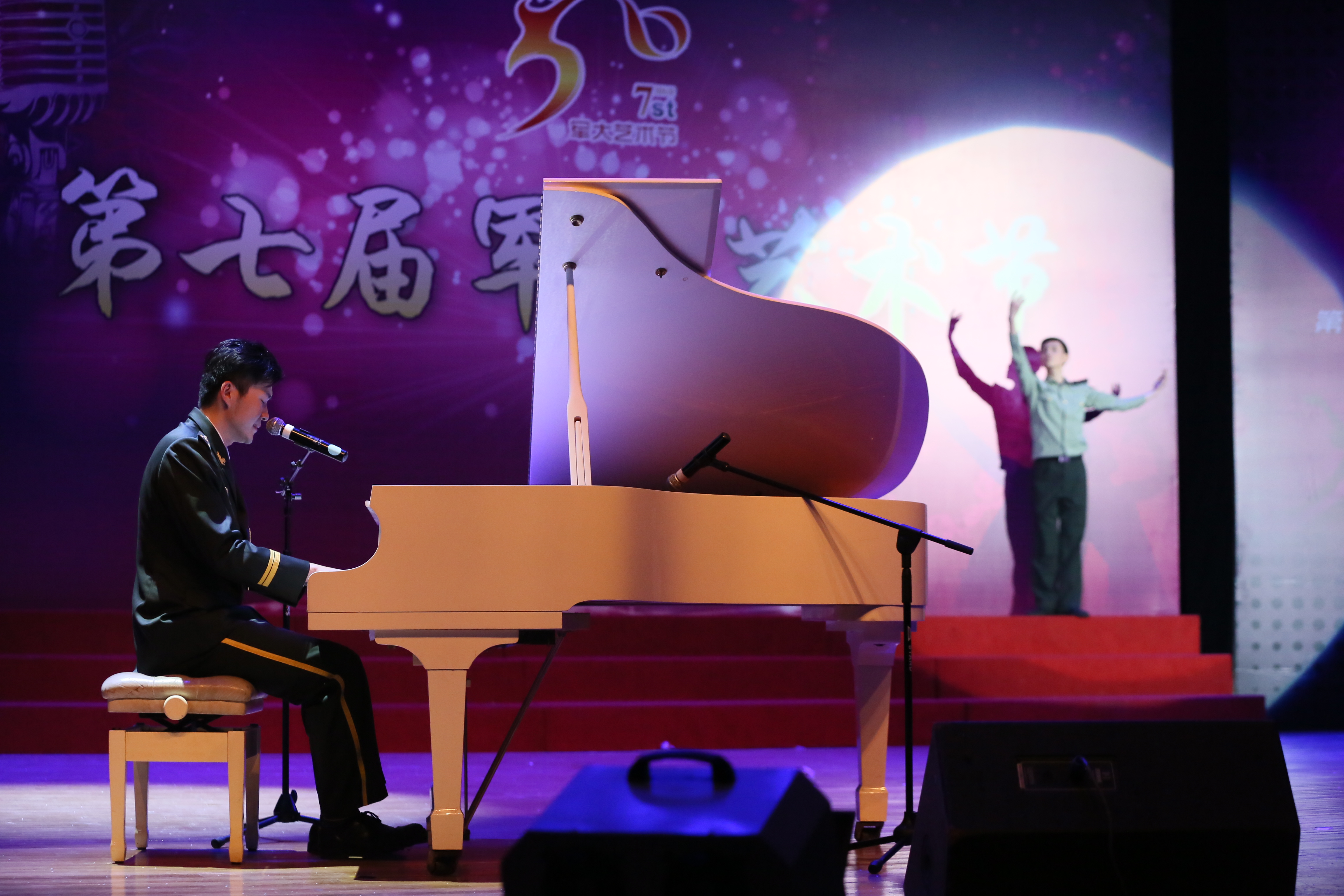 xiao yu luo zai jun zhuang shang