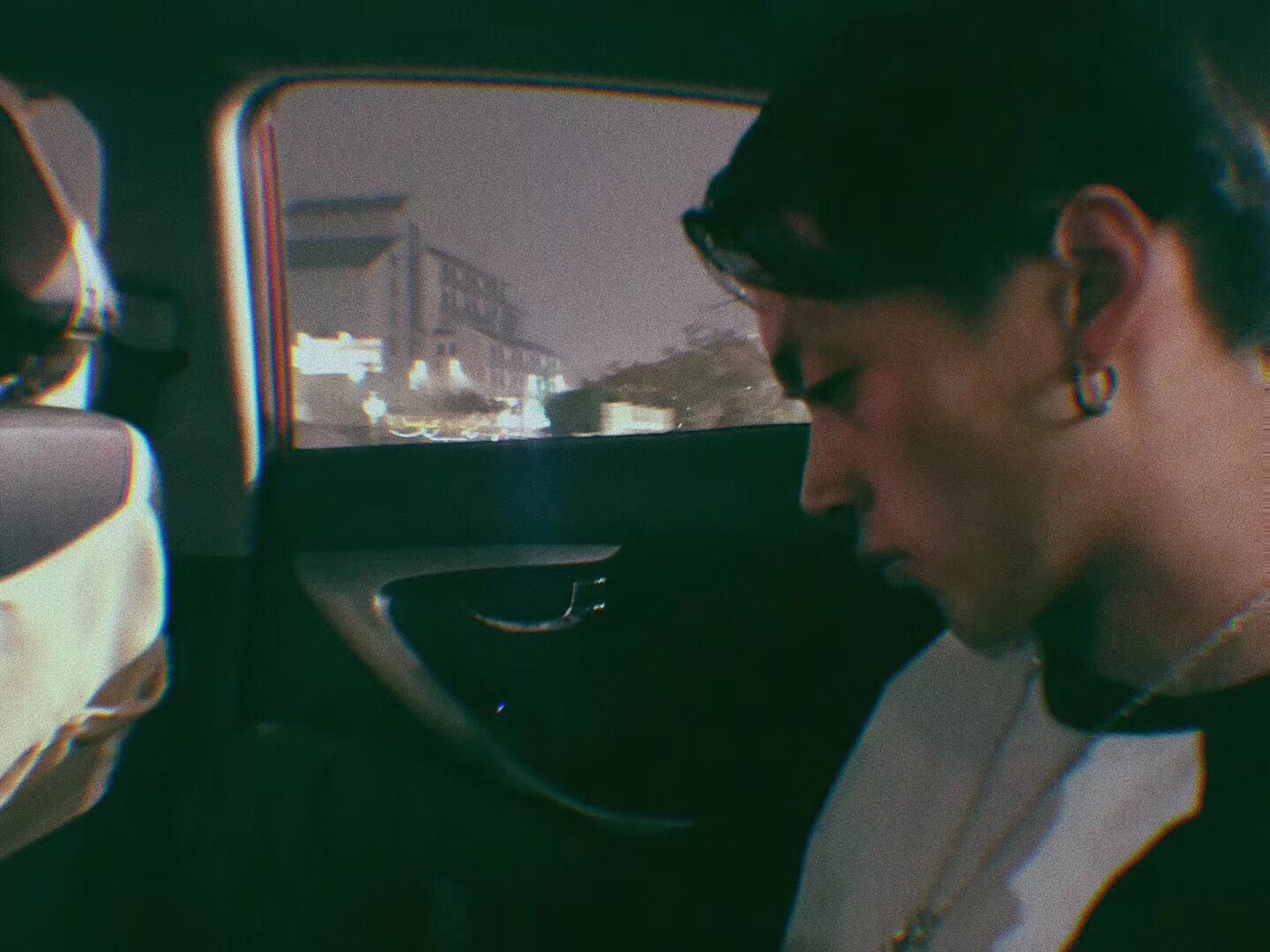 Withe  Me gui guai INS