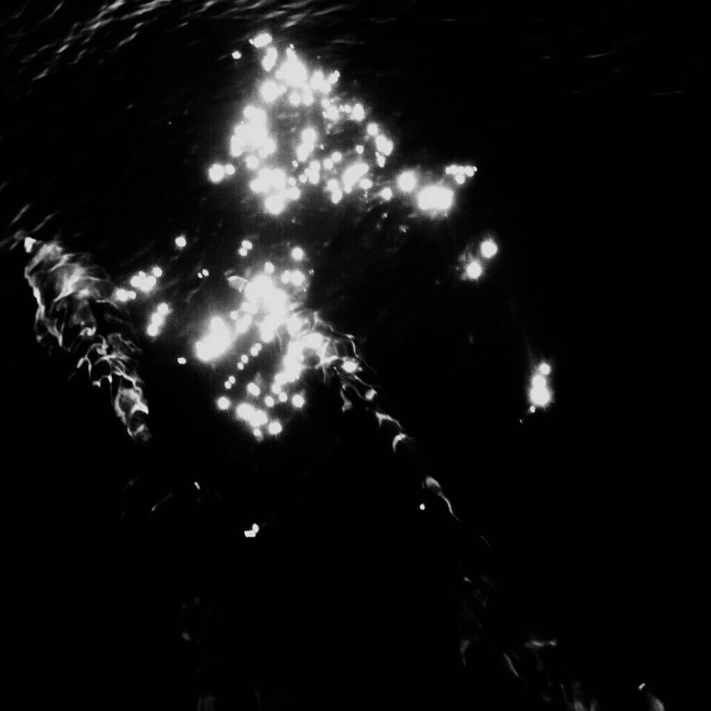 dang tian kong la xia hei se de shui