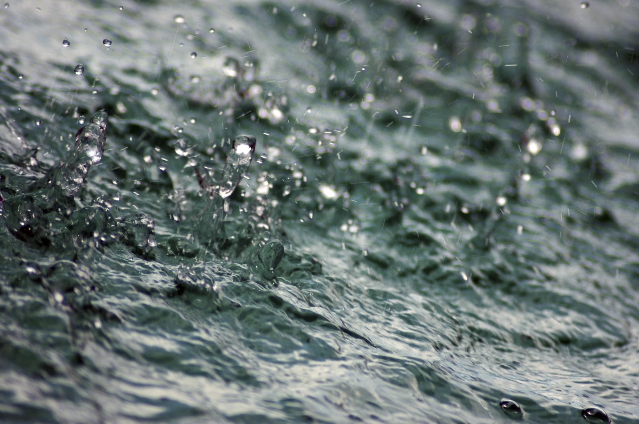 Тихий плеск воды. Всплеск воды. Дождь на воде. Дождевая вода. Брызги воды.