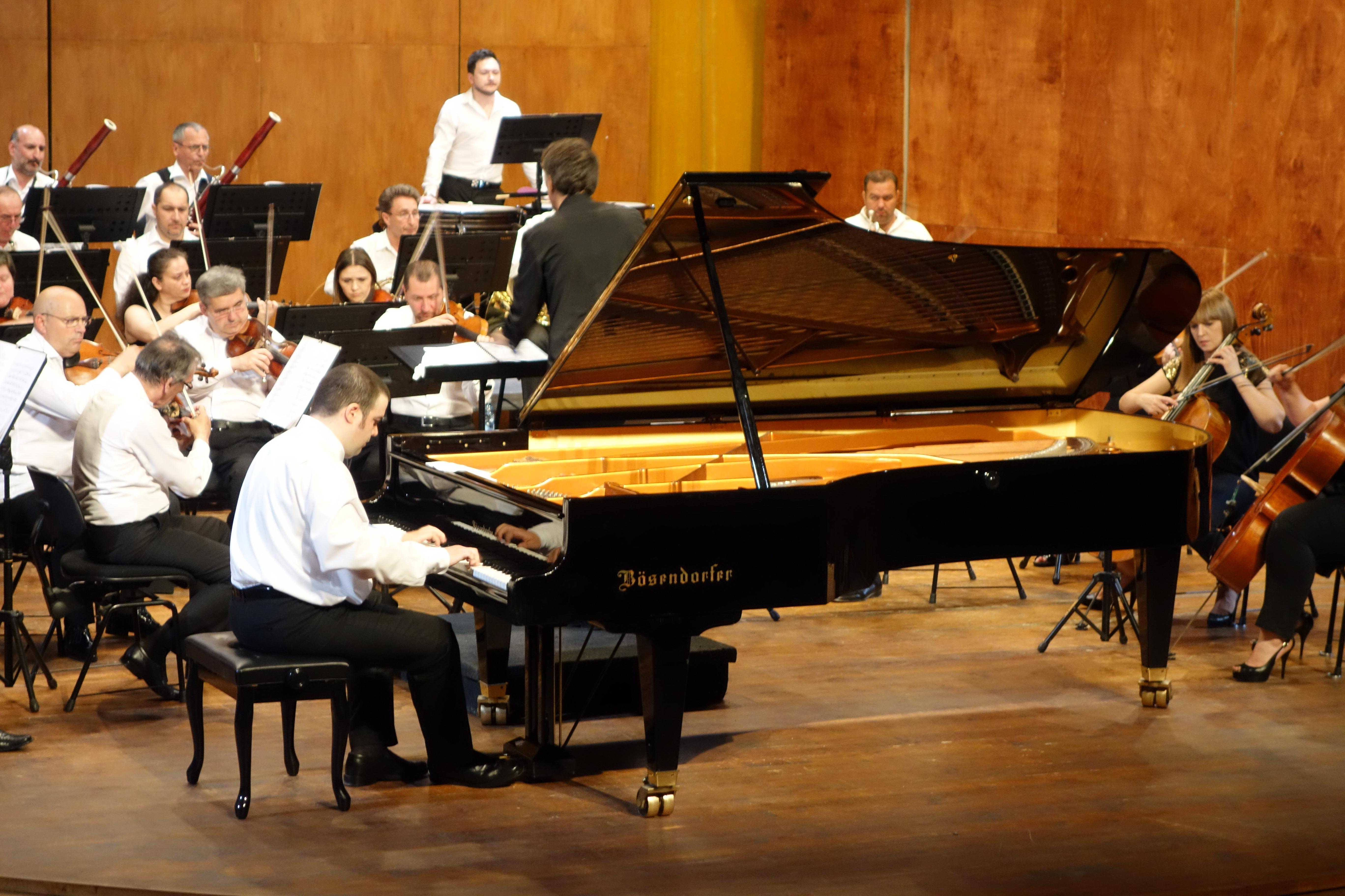 Philip Glass - Metamorphosis 5 in E Minor from Solo Piano, Moderate