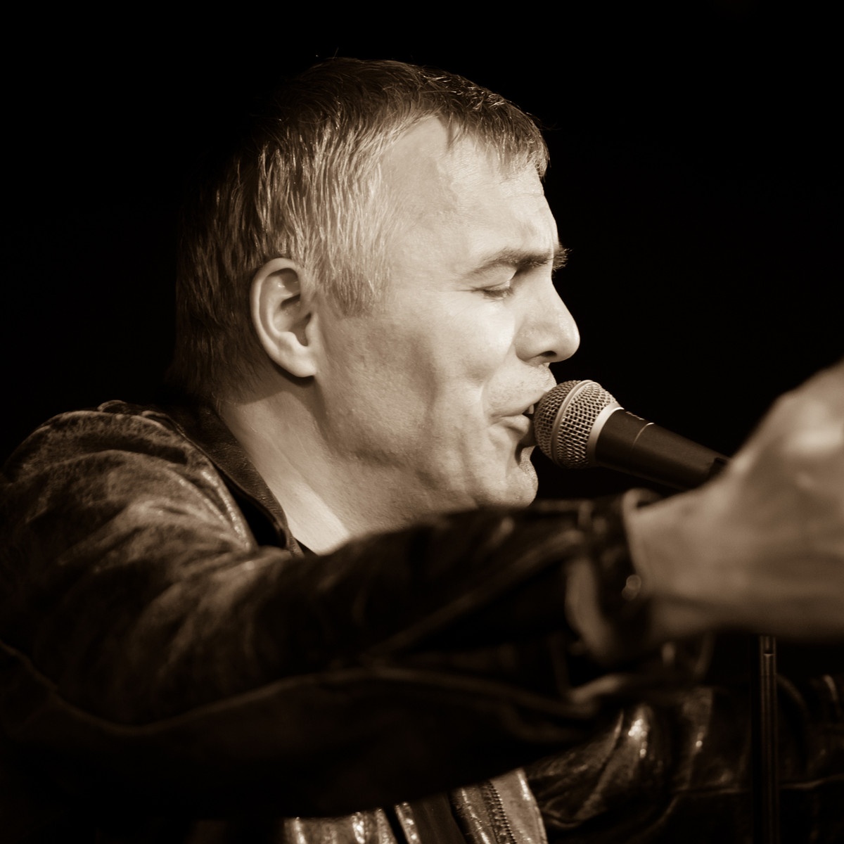 Poljub, Ki Rise Ustnice