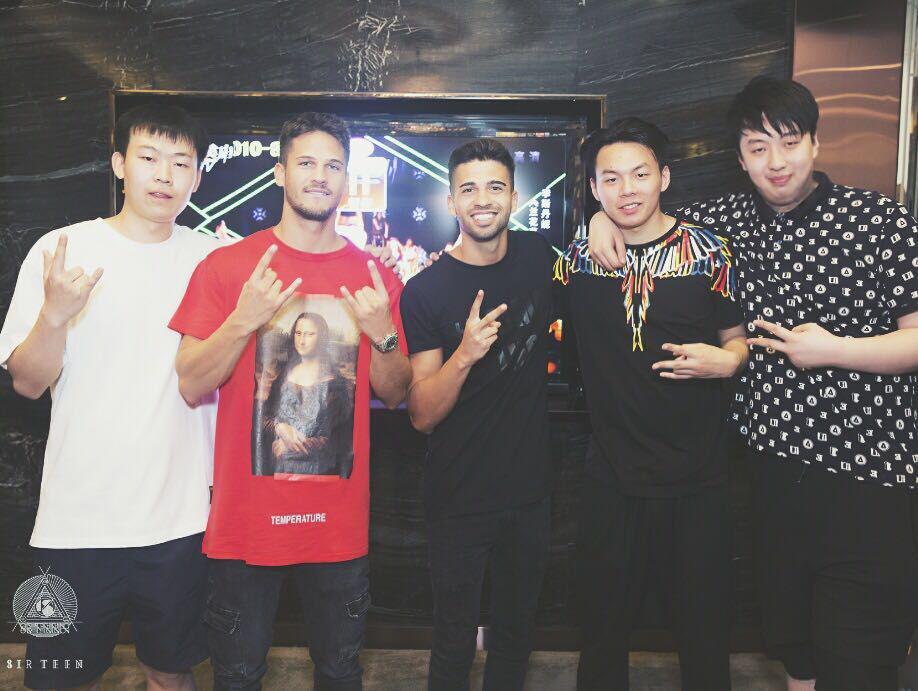 deng ri chu de di er tian 8 yue 2 ri